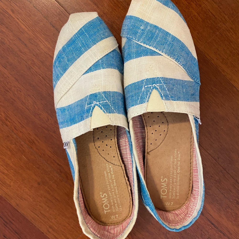 TOMS authentic shoes. Size 7w